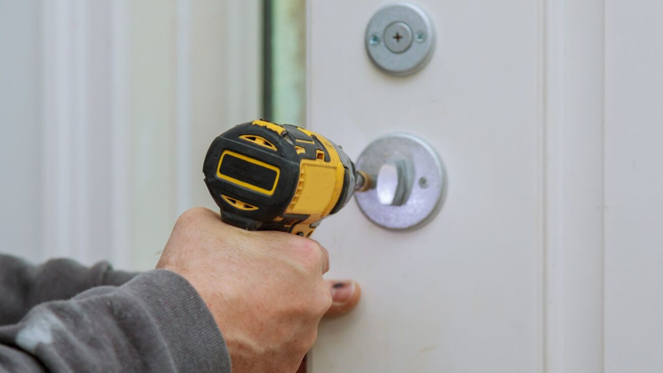 Servicii de schimbare butuc usa metalica în București și Ilfov