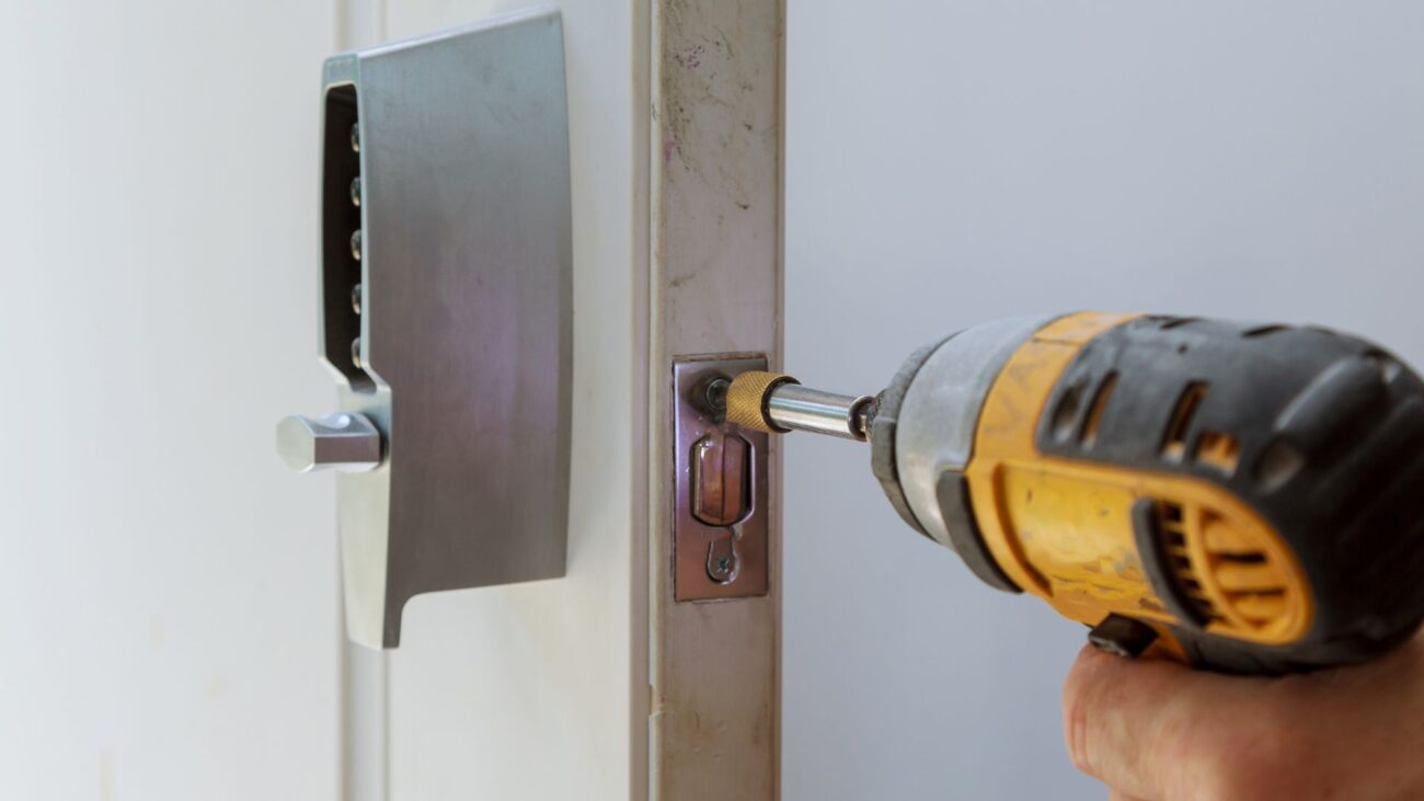 Servicii de schimbare butuc usa metalica în București și Ilfov